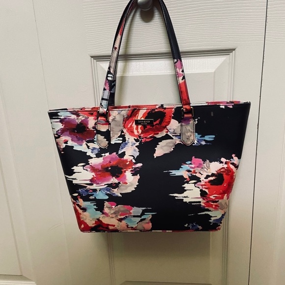 kate spade Handbags - ♠️KATE SPADE♠️LOVE IT❤️STYLISH DESIGNER TO USE YEAR ROUND.EXCELLENT CONDITION.
